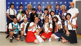 2018富邦悍將新生入學典禮，18名新生換上球團精心準備的服裝出席。（圖／富邦悍將提供）