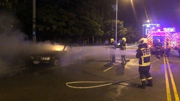 賓士車竄火　駕駛座驚見焦屍