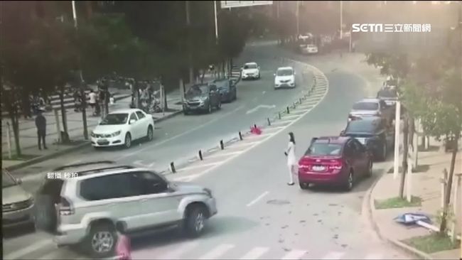 白衣女悠哉過馬路　下一秒遭慢速輾斃