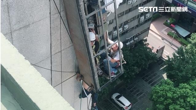 快訊／洗窗欄架疑鬆脫　警消急救援