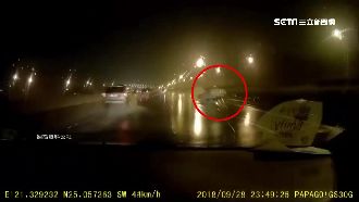 見超車碎念「小心滑」　下一秒竟靈驗