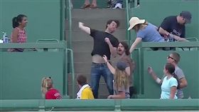 撿洋基開轟球　襪迷回丟場內K中球員
紐約洋基,波士頓紅襪,綠色怪物,全壘打球,Giancarlo Stanton
翻攝自推特