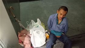 癲癇男全身顫抖還曾遭撞傷，天天賣糖逾12小時維生（臉書光線提供）