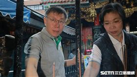 柯文哲陪同徐欣瑩新竹城隍廟上香祈福、市場拜票，柯爸爸柯媽媽一起 競選辦公室提供