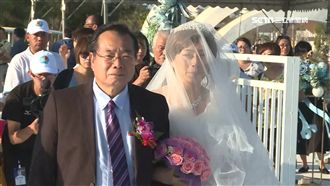 廖峻手牽癌末新娘　水晶教堂完婚圓夢