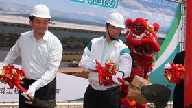 台南將增北外環道　徐國勇：吃小吃更方便內政部長徐國勇（右）30日主持台南都會區北外環道路第3期新建工程（西段）動土典禮，他表示，北外環道路完工後可方便更多觀光客到台南吃小吃、消費，對帶動經濟發展有很大幫助。中央社記者楊思瑞攝　107年9月30日