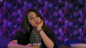 ▲女客人姿色不差，直接「撩」酒保裝熟想喝免費酒（圖／翻攝自不如茫去Youtube）