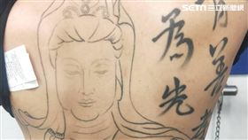 蔡男背後刺了觀音圖，還提上「百善孝為先」五字，卻因持有K他命遭逮，全案訊後依毒品罪送辦（翻攝畫面）