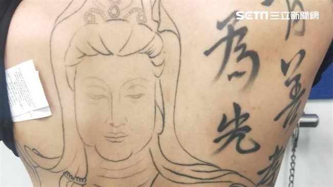 感念父母背部刺字　他卻用拉K盡孝道