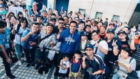 陳金鋒與球迷一同響應公益。（圖／富邦人壽提供）