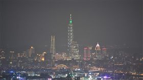 北部空品不佳台灣本島竹苗以北空氣品質20日一早就不佳，有11測站空氣品質達到橘色等級；環保署指出，北部因光化作用導致臭氧增生影響空品，晚間更可能達紅色等級。圖為夜間從內湖碧山巖眺望台北市區，空氣中感覺有一層灰霧。中央社記者王飛華攝　107年9月20日