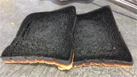 吐司,黑色,木炭,烤焦,爆廢公社　圖／翻攝自臉書爆廢公社