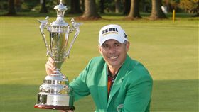 希瓦穿上冠軍綠夾克並捧起冠軍盃。（圖／TPGA提供）