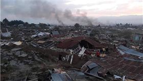 強震引致命海嘯…印尼官方下令「集體掩埋屍體」　圖／翻攝自推特