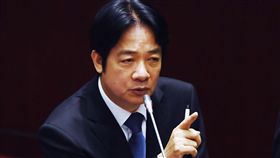 賴揆：滯洪池計畫值得檢討行政院長賴清德（圖）25日到立法院專案報告「0823中南部水災之治水機制」並備詢時表示，滯洪池興建進度值得嚴厲檢討，會請經濟部、內政部儘速解決，讓工程迅速上路。中央社記者施宗暉攝　107年9月25日