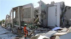 救援人員巡視巴路市（Palu）Roa Roa飯店的損壞情況。（圖／翻攝自每日郵報）
