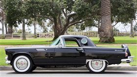 1956年Raven Black Ford Thunderbird。（圖／翻攝網站）