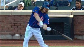 天生神力？雷神打擊揮空　球棒竟斷了
紐約大都會,Noah Syndergaard,斷棒,雷神
翻攝自推特