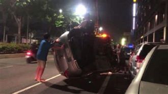 凌晨失控翻車撞　駕駛稱「為了閃貓」