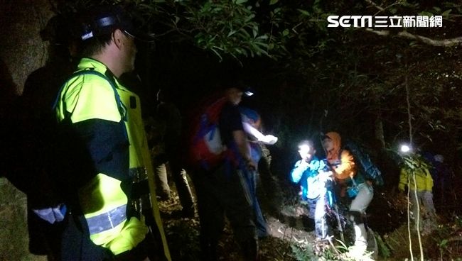 登奇岩賞秘境美景迷路　警消深夜馳援