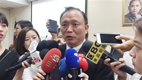 北農訪歐惹議　林聰賢籲北農應主動說明台北農產運銷公司將參訪歐洲，行程內容惹議。農委會主委林聰賢（中）1日表示，農委會關心的是農產品正常交易與農民福利，其他都屬於公司治理，北農應主動說明清楚參訪行程。中央社記者楊淑閔攝　107年10月1日