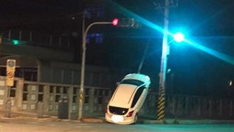 飛天車？清晨驚見三寶開車「搞上它」