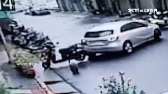 停車撞倒機車扶後不理　駕駛恐涉肇逃