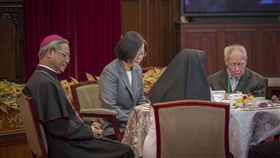 蔡英文總統1日接見「在台灣服務奉獻之天主教資深外籍神職人員」。（圖／總統府提供）