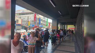 眼鏡配到好銅板價　民眾搶排擠爆騎樓