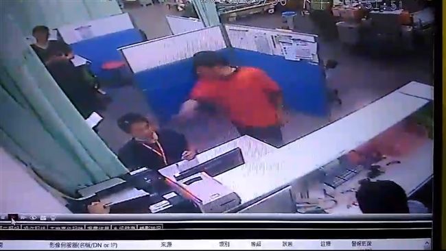 男揮拳打落醫師眼鏡　動手瞬間曝光