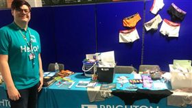 ▲性工作者外展項目在大學新生博覽會擺設攤位。（圖／翻攝自SWOP Sussex at Brighton Oasis Project推特）
https://goo.gl/RGRiEA