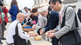 世界海灣組織成員　參訪古厝與牛屎餅讚賞