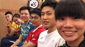 戴資穎（右）在公開賽記者會場上，與周天成（右2）等人搞自拍。（圖／翻攝自戴資穎IG）