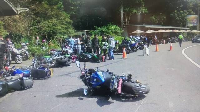 重機過彎自摔　撞倒3重機、2機車