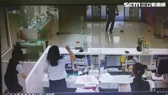 銀行搶案畫面曝光　超猛行員狂擲嫌犯