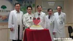 莊先生（左2）因為抽菸罹患嚴重急性心肌梗塞差點喪命，出院後決心戒掉20年菸癮，目前病況穩定。（圖／國泰醫院提供）