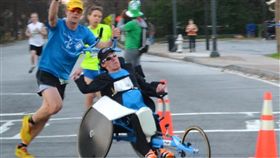 鐵人三項,腦癱,殘障,比賽,運動,身障,Kyle,Brent,美國,夏威夷　圖／翻攝自臉書 https://goo.gl/CNVgeS