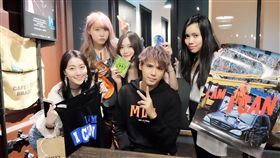 ▲陳零九的E奶直播主女友林芷瑩（左二），也到場開直播專訪男友力挺。（圖／滾石）