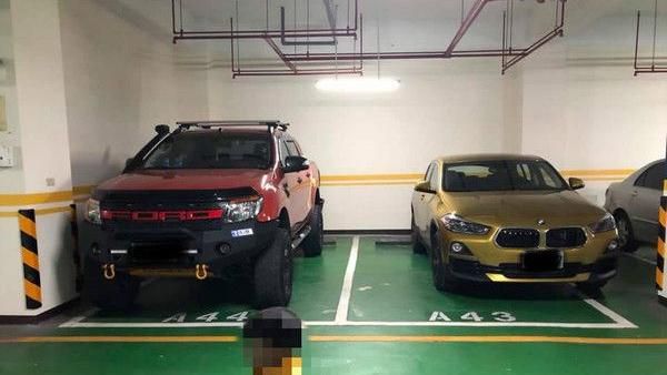 名車停車隔無形牆　網笑：這台單身狗
