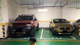 名車停車隔無形牆　網笑：這台單身狗
