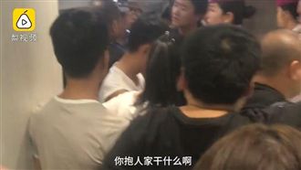 電車癡漢強抱女童坐大腿　拉鍊還大開