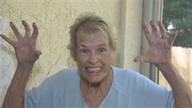 ▲彼得森拔出假牙嚇跑里維拉。（圖／翻攝自WFTV）
https://goo.gl/5fjszF