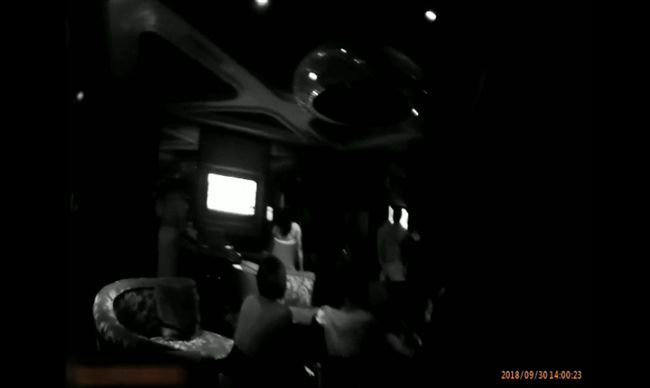 薇閣性愛趴！9女19男摩鐵性愛混戰