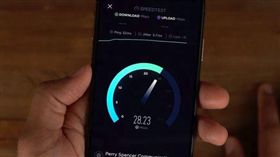 iPhone XS完虐iPhone X 略輸三星Note9　訊號測試　翻攝新浪科技