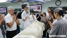 奉獻醫學教育　父女傳承當無語良師慈濟大學從第一屆醫學系大體解剖課程開始，至今有846人捐贈大體，成為「無語良師」，老兵康純安與女兒康念慈相隔22年相繼成為無語良師的故事令人感動。（慈濟大學提供）中央社記者李先鳳傳真　107年6月12日