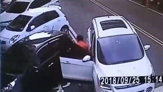 牛排哥刺爆違停轎車輪胎　還嗆：告我
