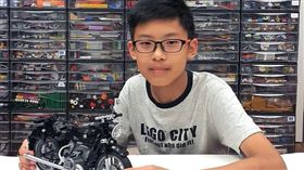 鄭宇亮展示他設計的樂高作品，BMW R60/2復古摩托車。（圖／翻攝自LEGO ideas官方網站。）