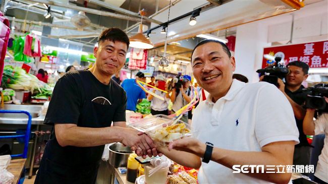 侯友宜掃街遇阿姨嗆聲：缺電怎麼辦？