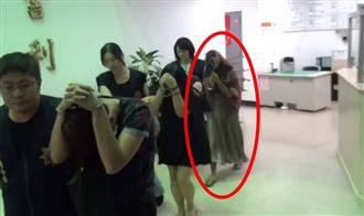 性愛趴主嫌竟讓女友下海　自己在旁看