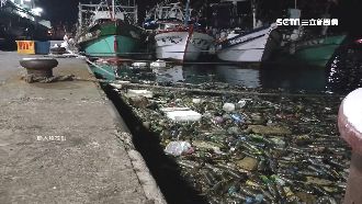 潭美強風狂吹　南方澳港變「垃圾港」